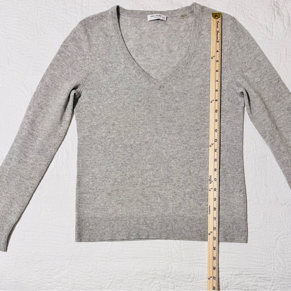Equipment Femme Cecile 100% Cashmere V Neck Sweater Gray XS Quiet Luxury - Picture 11 of 14